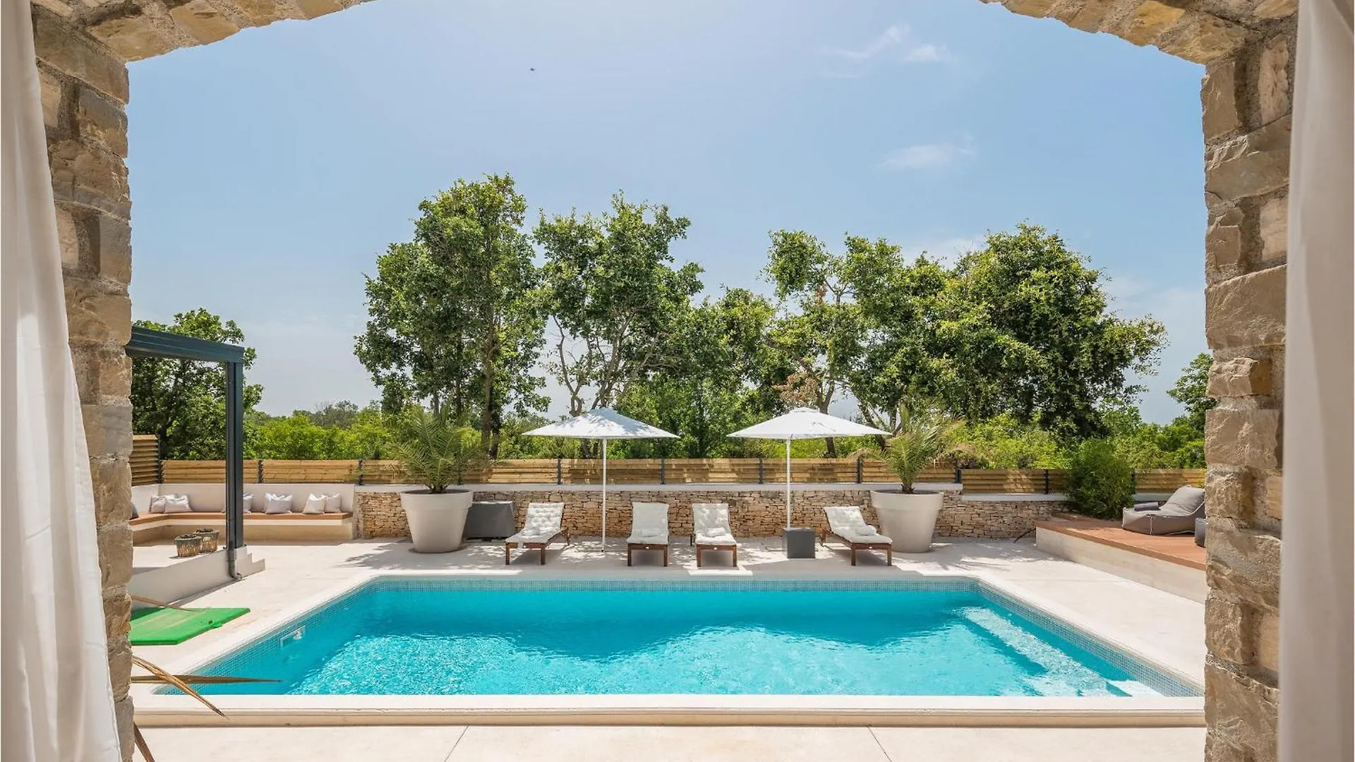 Amazing Home In Cabrunici With Jacuzzi
