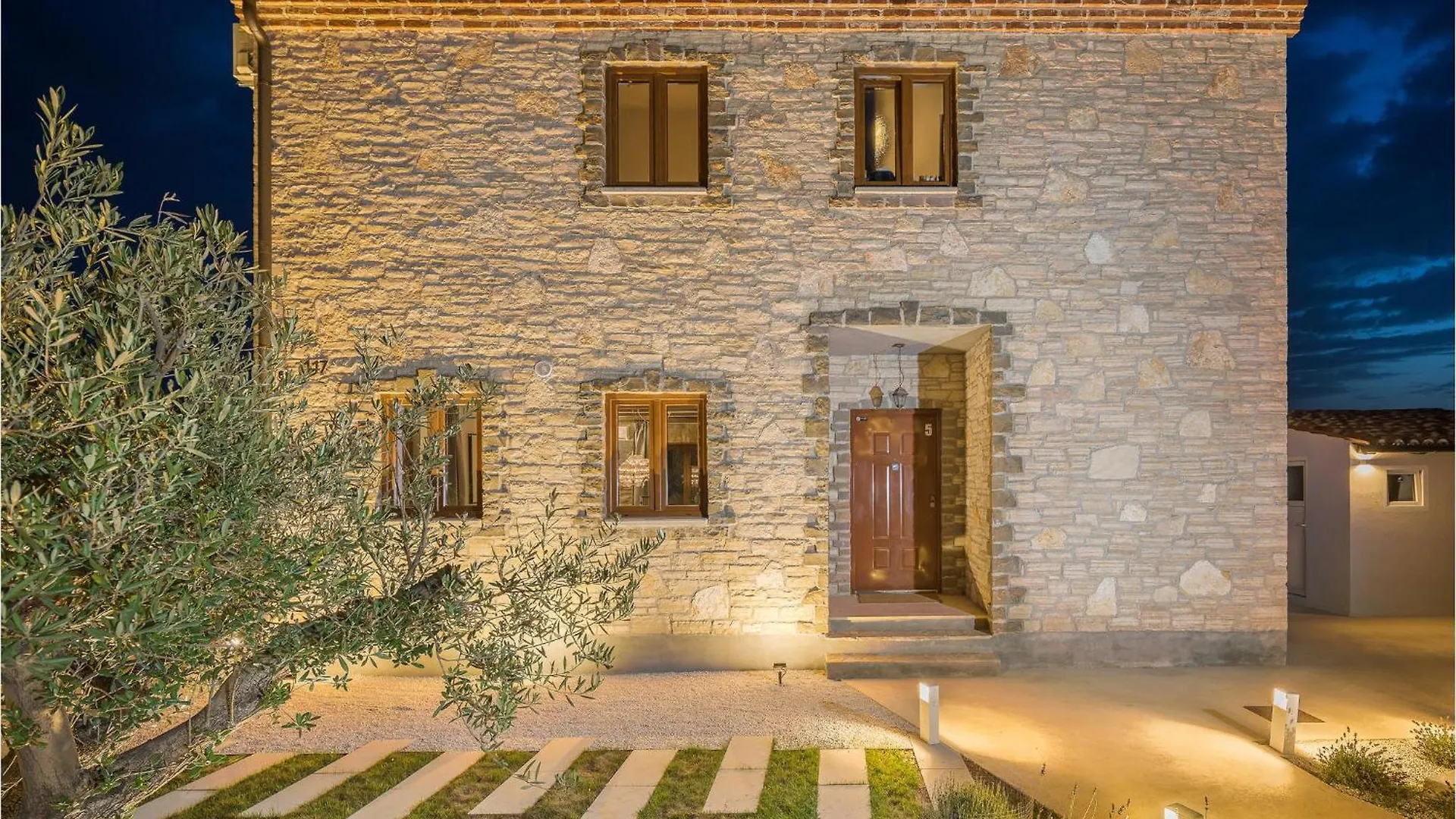 Amazing Home In Cabrunici With Jacuzzi 0*,
