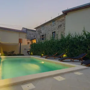 Ferienhaus Authentic Istrian Stazione With Pool, Cabrunici