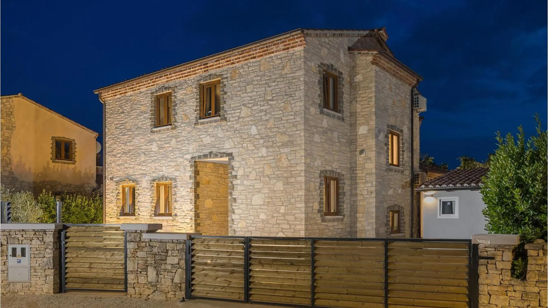 Amazing Home In Cabrunici With Jacuzzi Croatia
