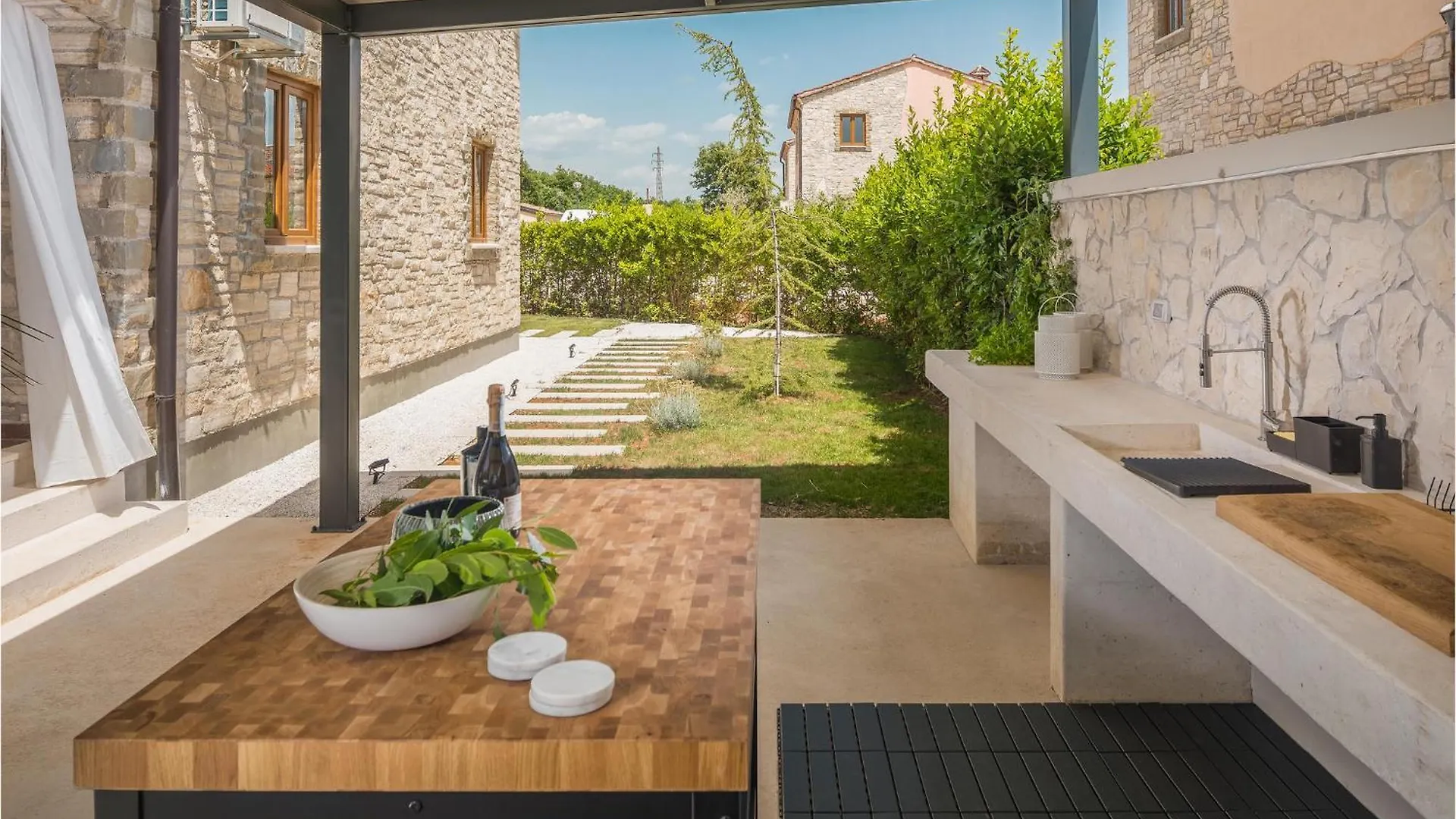 Amazing Home In Cabrunici With Jacuzzi